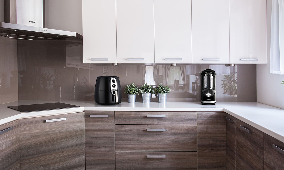 Devanti A wood finish kitchen with a Devanti air fryer and vacuum blender.